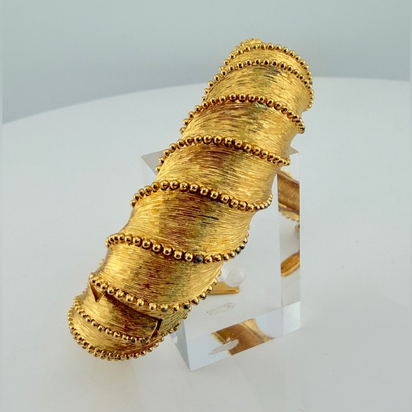 Vintage Monet textured gold bangle bracelet 1960-1970s - Picture 4 of 14